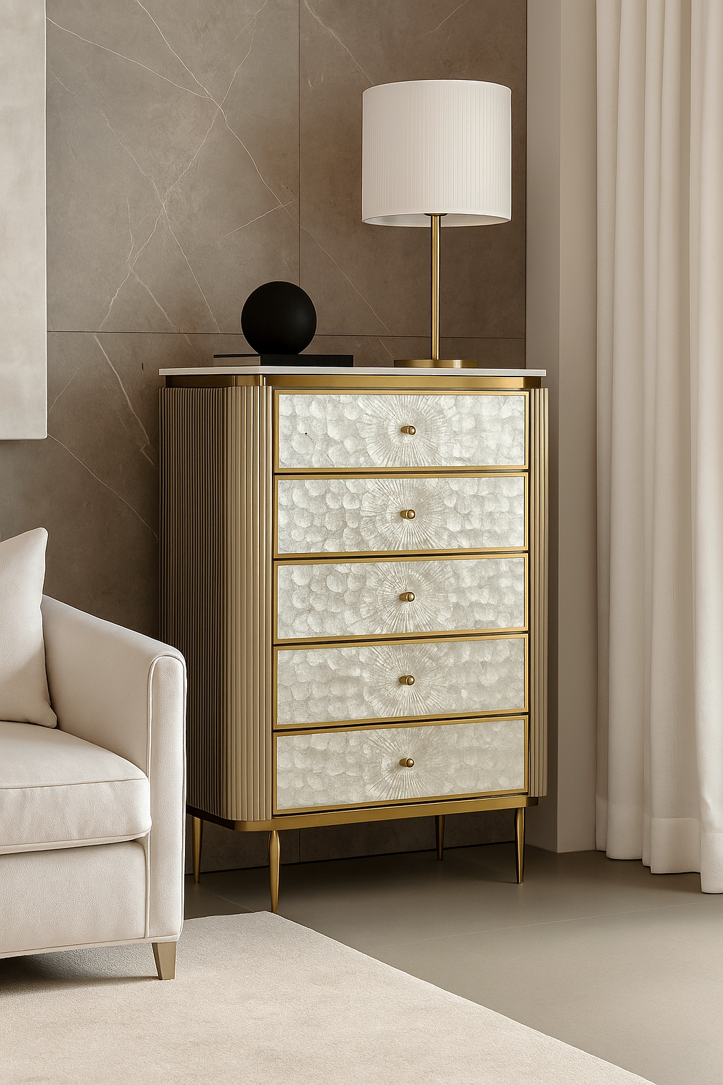 Komoda szampańskie złoto z 5 szufladami, perłowe fronty z naturalnej muszli, ryflowane boki, biały blat marmur syntetyczny