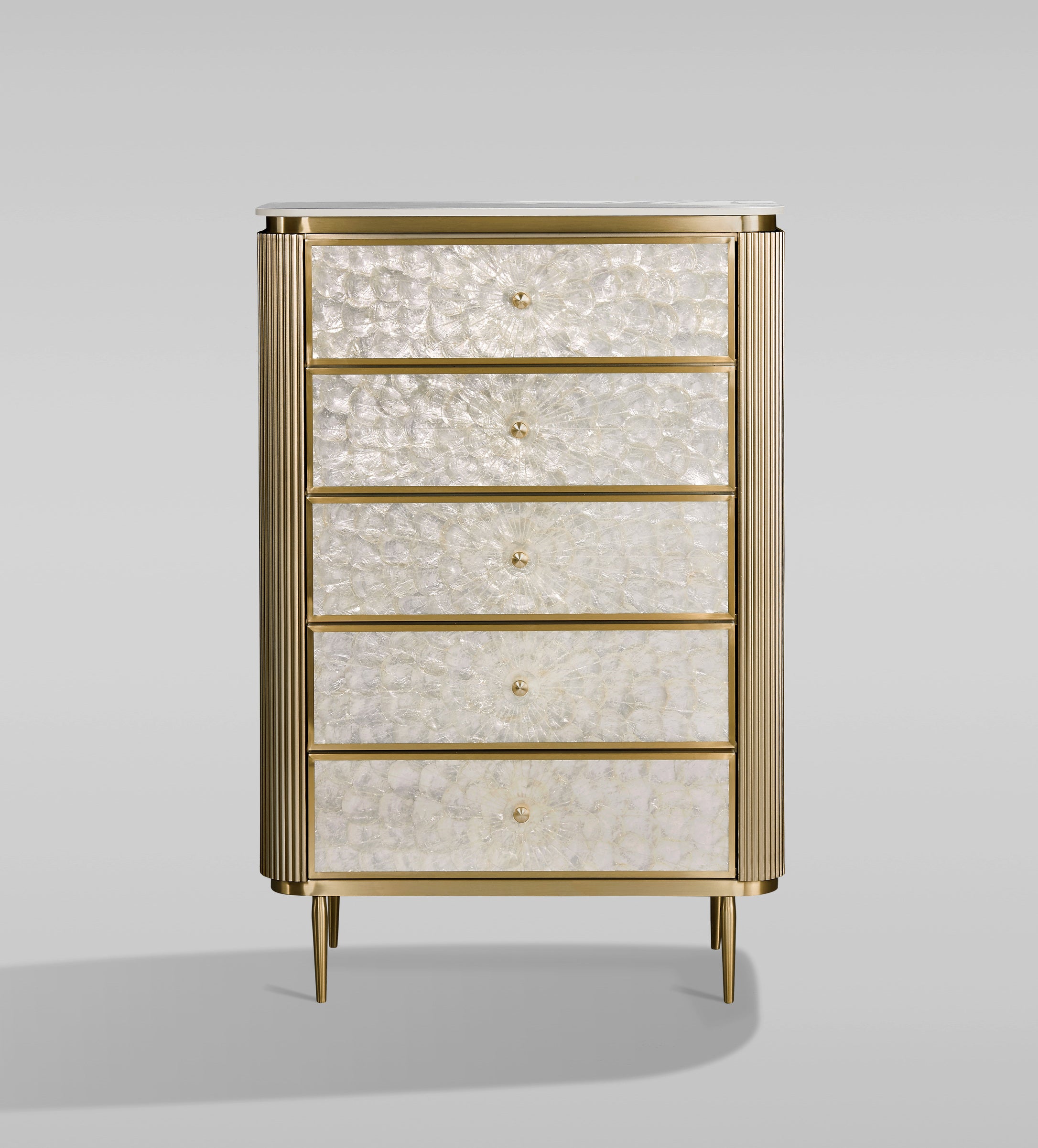 Komoda szampańskie złoto z 5 szufladami, perłowe fronty z naturalnej muszli, ryflowane boki, biały blat marmur syntetyczny