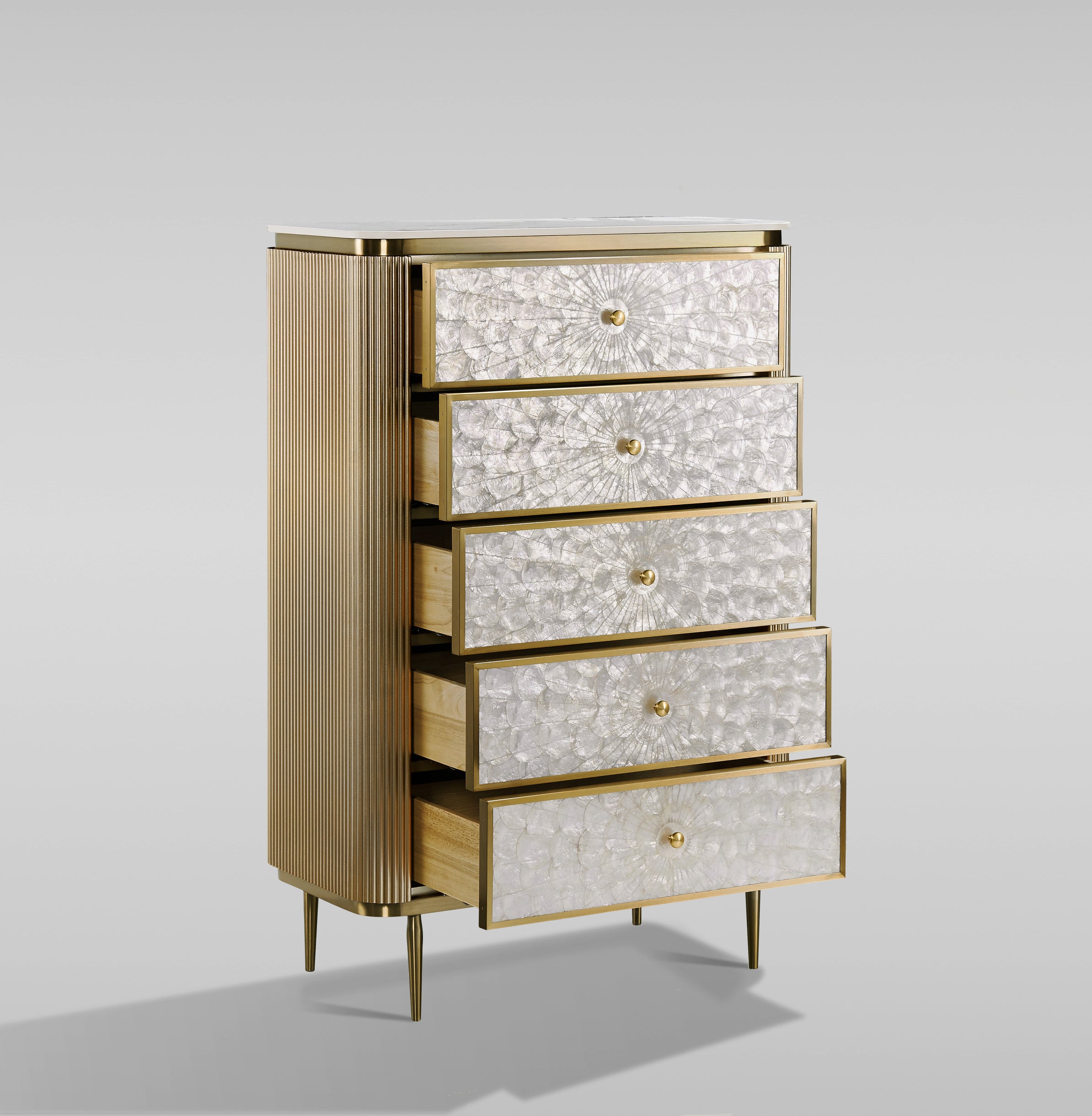 Komoda szampańskie złoto z 5 szufladami, perłowe fronty z naturalnej muszli, ryflowane boki, biały blat marmur syntetyczny