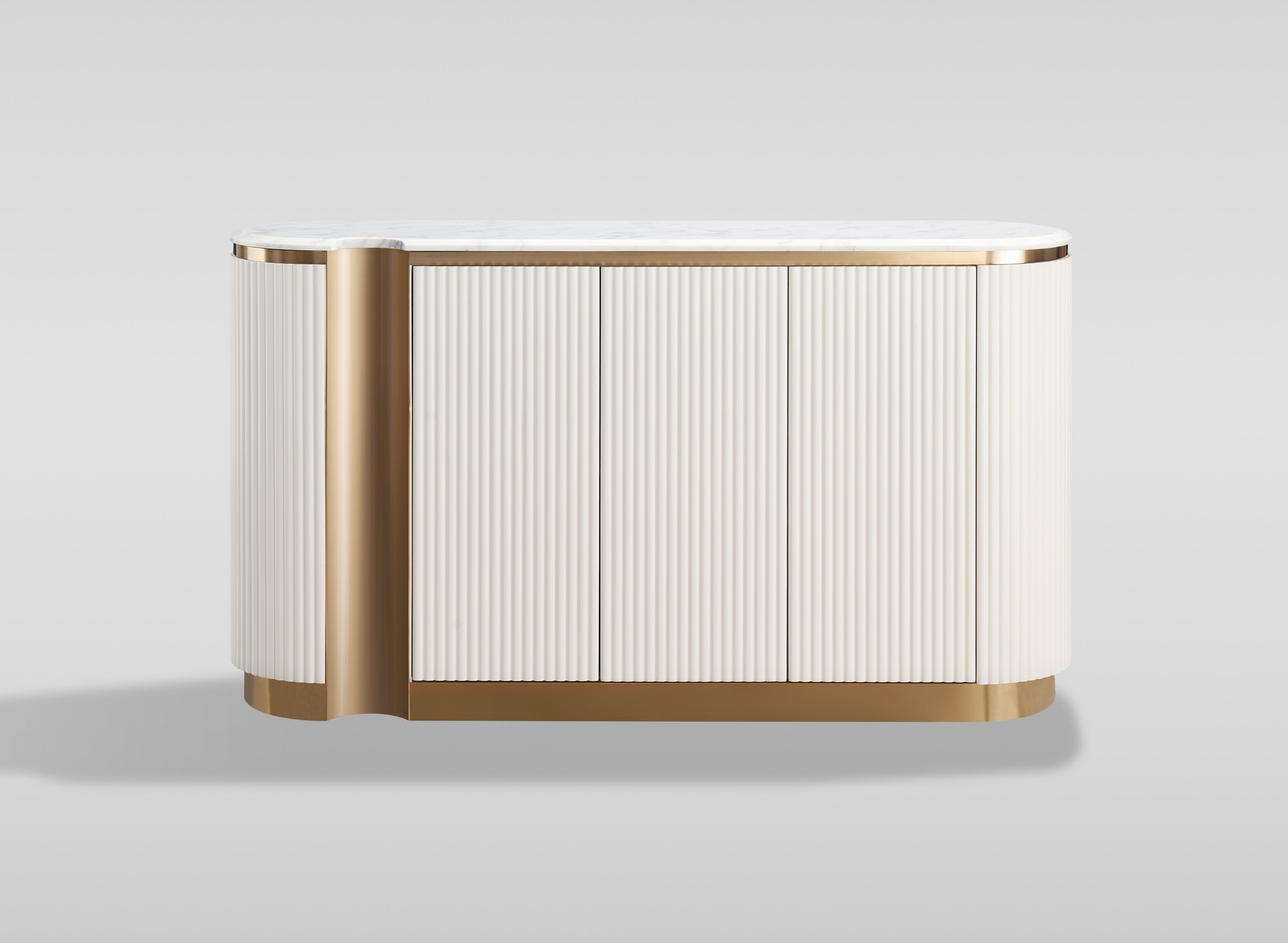 Komoda ecru z ryflowanymi frontami, złotym wieńcem dolnym i białym blatem marmur syntetyczny, 3 drzwi push to open