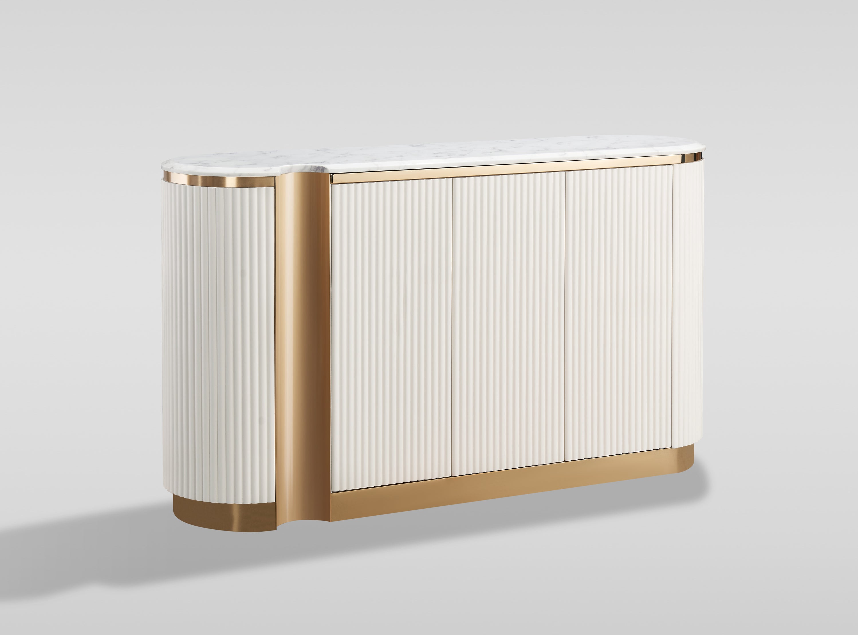 Komoda ecru z ryflowanymi frontami, złotym wieńcem dolnym i białym blatem marmur syntetyczny, 3 drzwi push to open