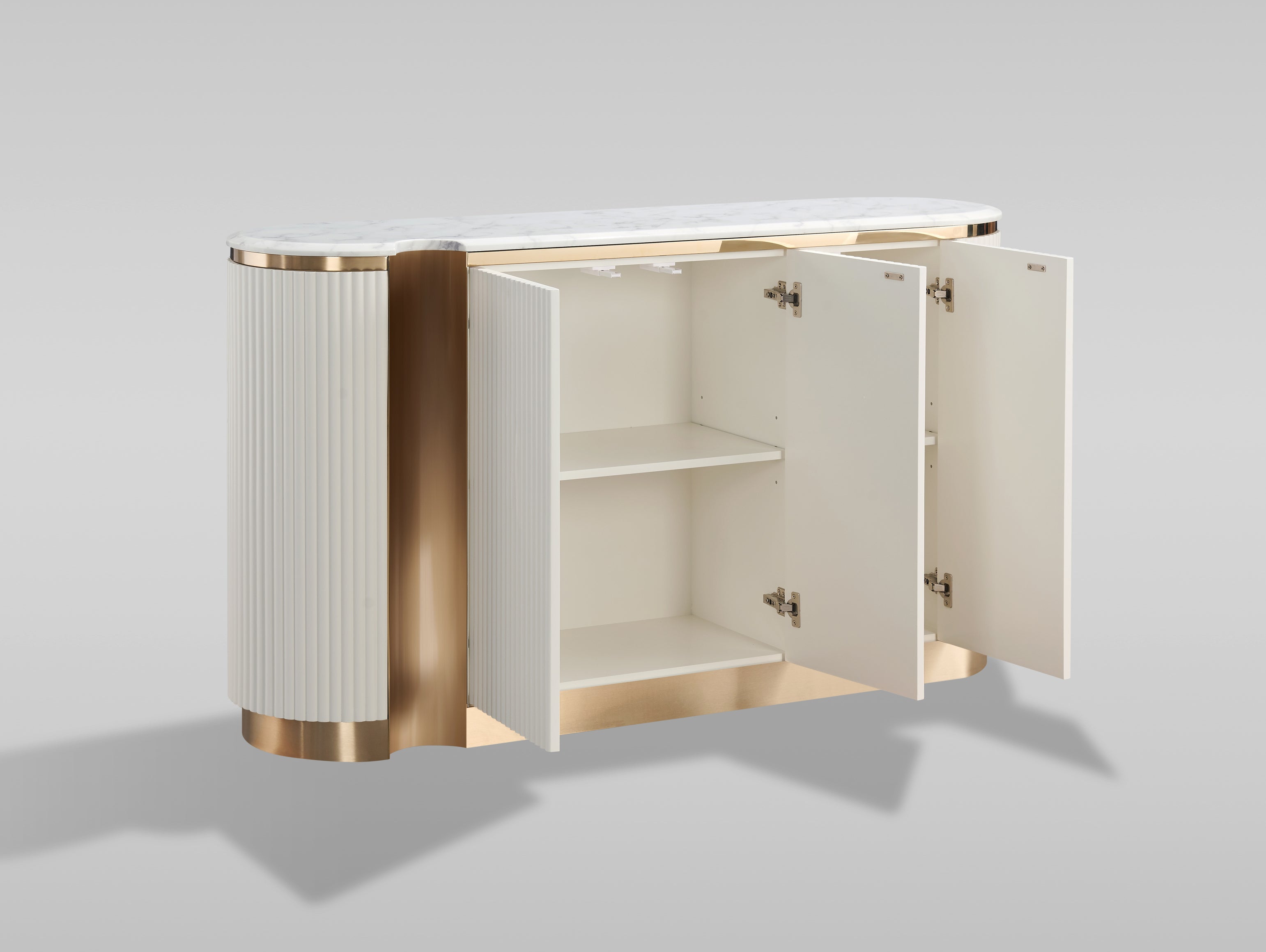 Komoda ecru z ryflowanymi frontami, złotym wieńcem dolnym i białym blatem marmur syntetyczny, 3 drzwi push to open