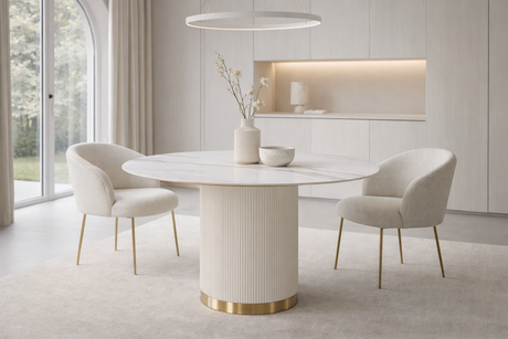 Nowoczesny stół w kolorze bielu / ecru z białym okrągłym blatem syntetycznym, na  ryflowanej podstawie ze złotym wykończeniem.