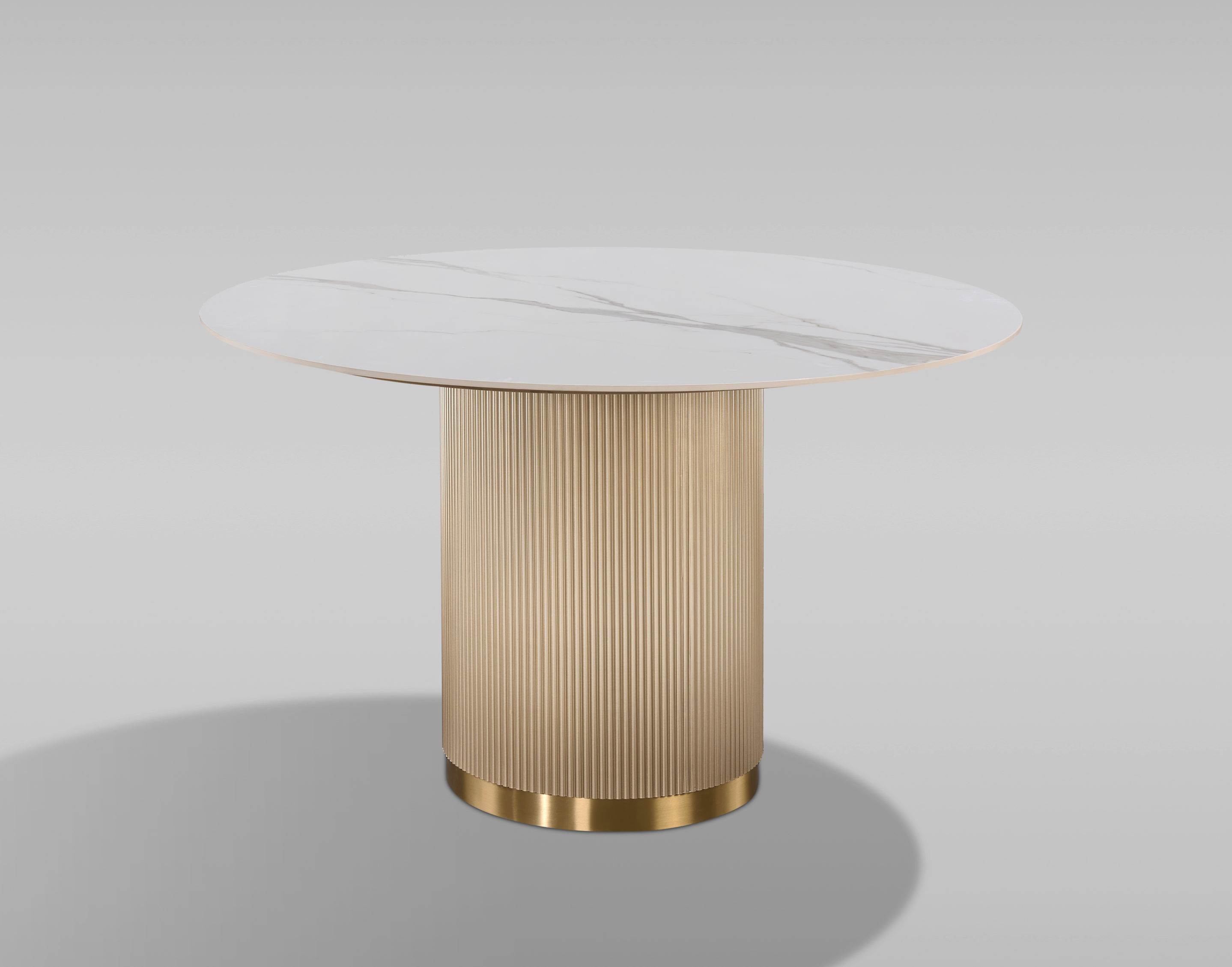 Nowoczesny stół w kolorze złota z białym owalnym blatem syntetycznym, na  ryflowanej podstawie ze złotym wykończeniem.