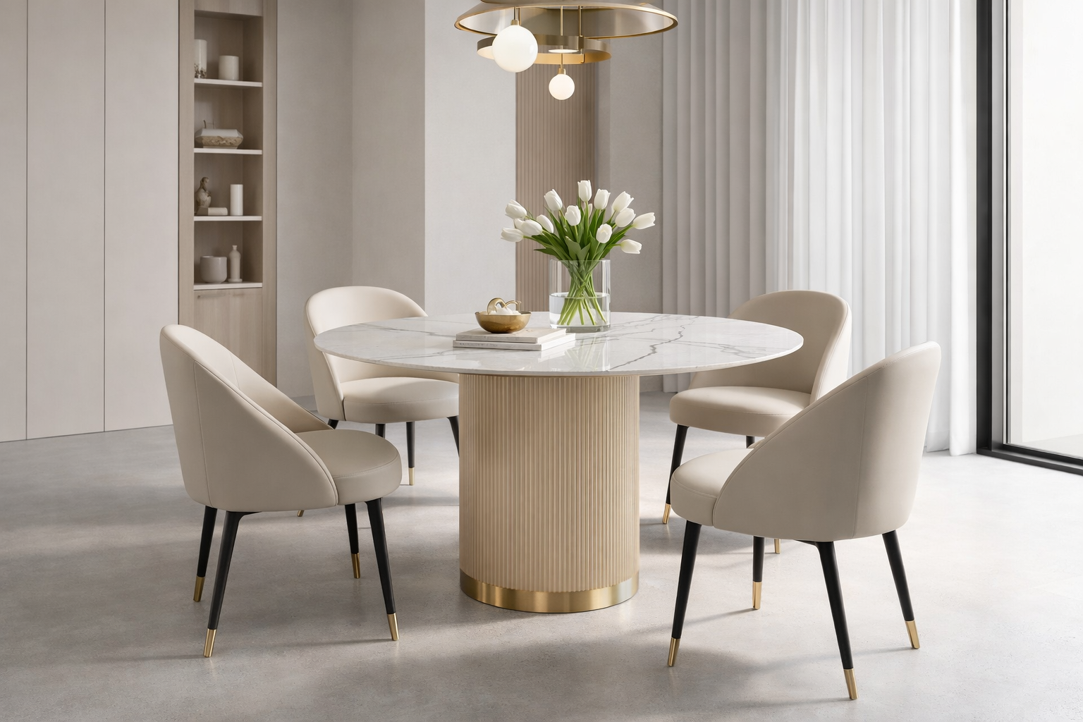 Nowoczesny stół w kolorze złota z białym owalnym blatem syntetycznym, na  ryflowanej podstawie ze złotym wykończeniem.