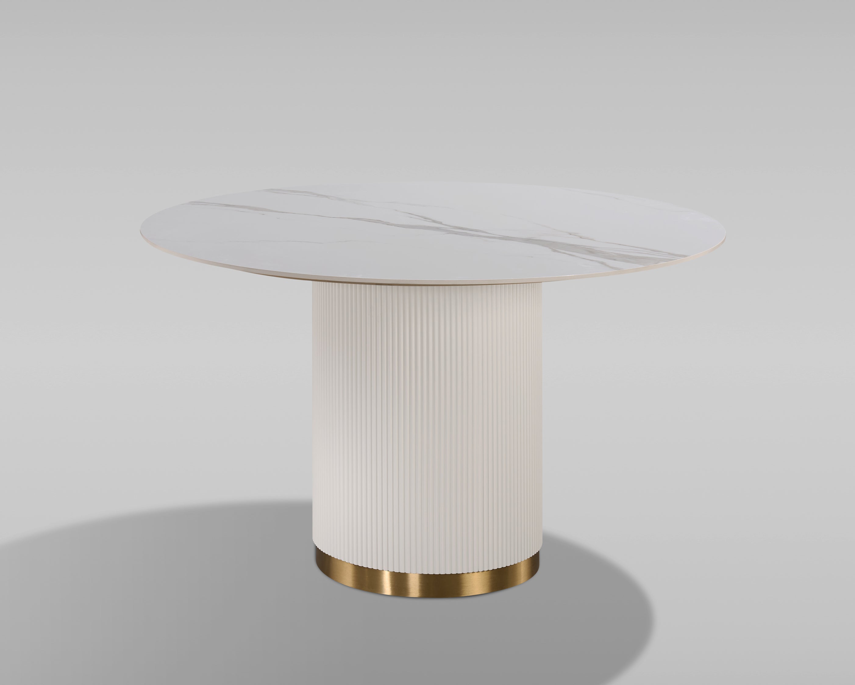 Nowoczesny stół w kolorze bielu / ecru z białym okrągłym blatem syntetycznym, na  ryflowanej podstawie ze złotym wykończeniem