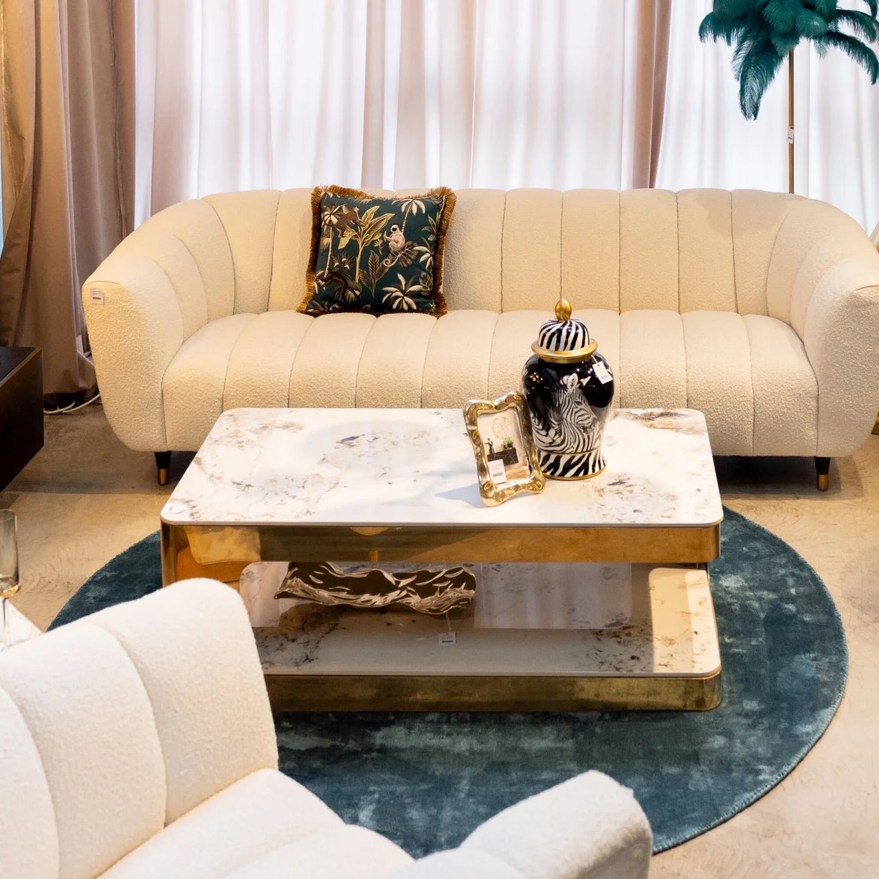 Nowoczesny biało-złoty prostokątny stolik kawowy z ceramicznym blatem 