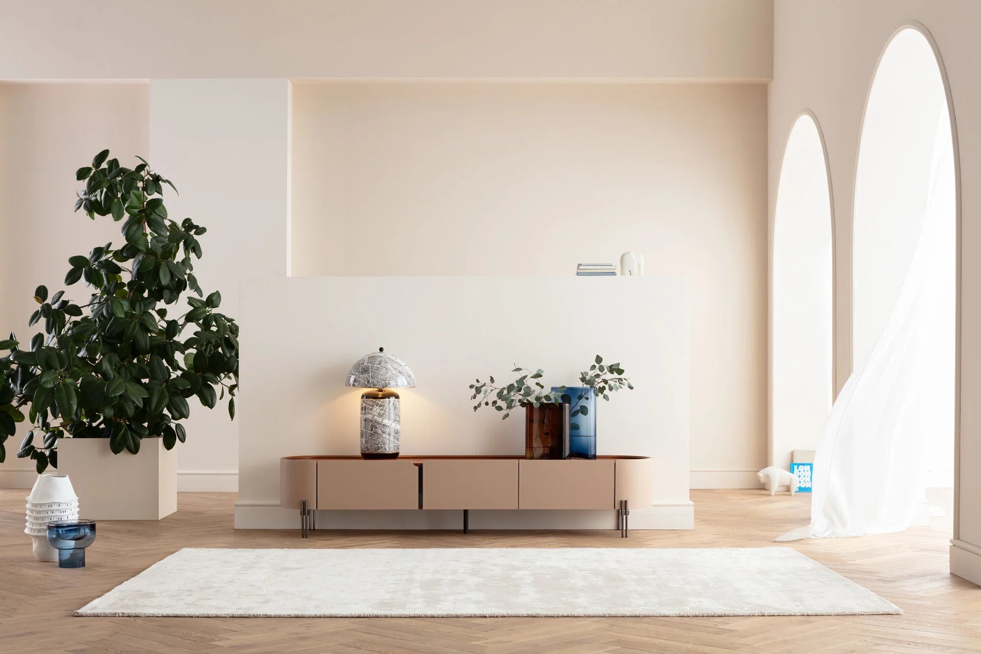 Szafka RTV Tango beżowa z ekoskóry, owalne boki, blat koniakowy, 3 szuflady, czarne stalowe nogi