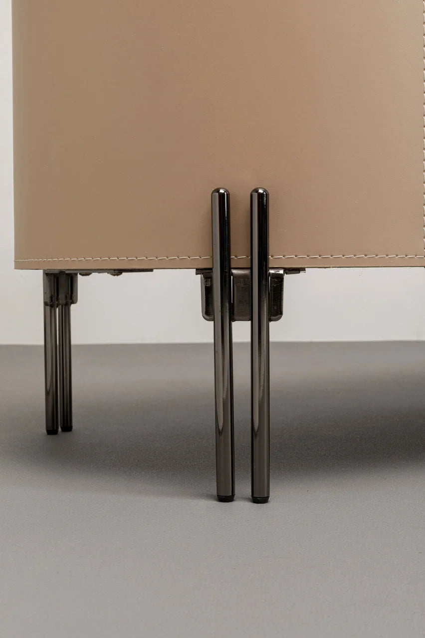 Szafka RTV Tango beżowa z ekoskóry, owalne boki, blat koniakowy, 3 szuflady, czarne stalowe nogi