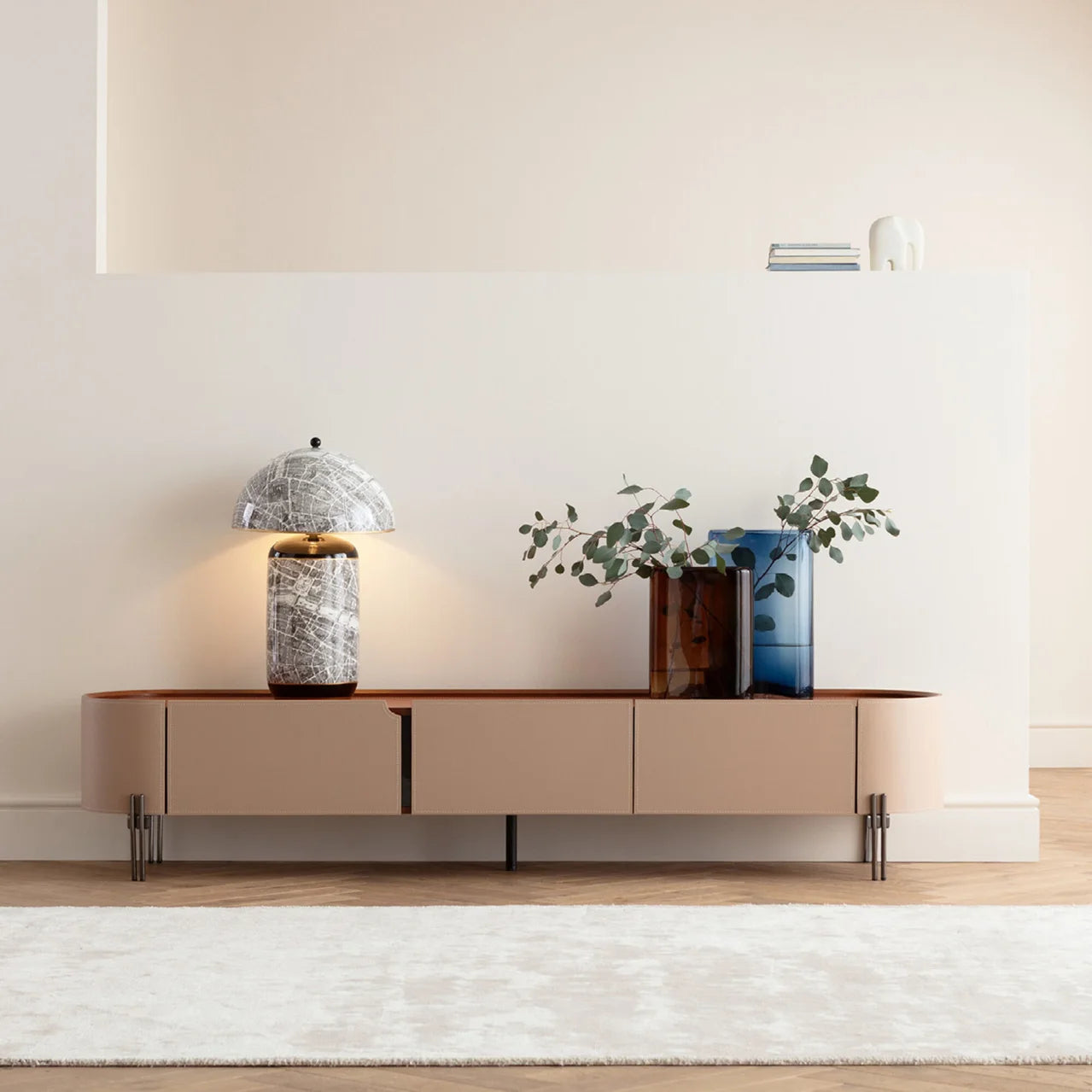 Szafka RTV Tango beżowa z ekoskóry, owalne boki, blat koniakowy, 3 szuflady, czarne stalowe nogi