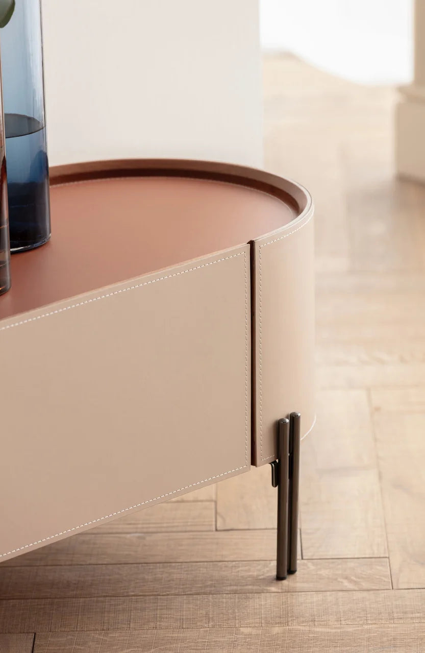 Szafka RTV Tango beżowa z ekoskóry, owalne boki, blat koniakowy, 3 szuflady, czarne stalowe nogi