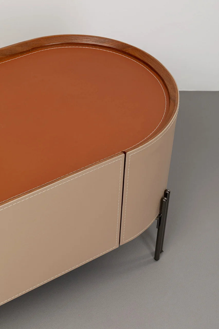 Szafka RTV Tango beżowa z ekoskóry, owalne boki, blat koniakowy, 3 szuflady, czarne stalowe nogi