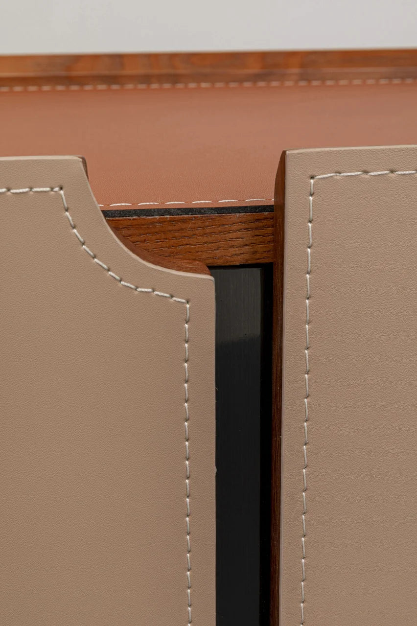 Szafka RTV Tango beżowa z ekoskóry, owalne boki, blat koniakowy, 3 szuflady, czarne stalowe nogi