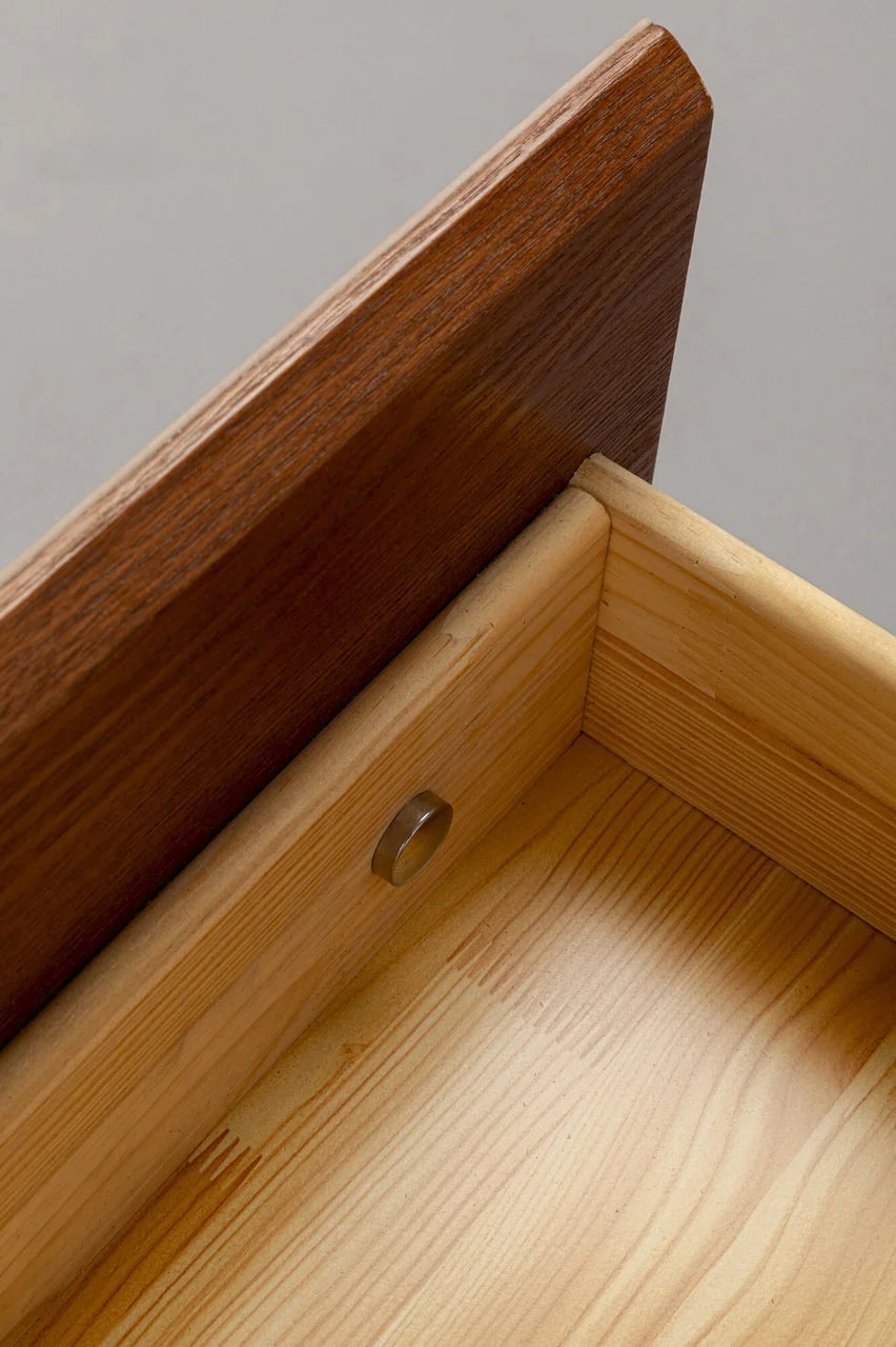 Szafka RTV Tango beżowa z ekoskóry, owalne boki, blat koniakowy, 3 szuflady, czarne stalowe nogi