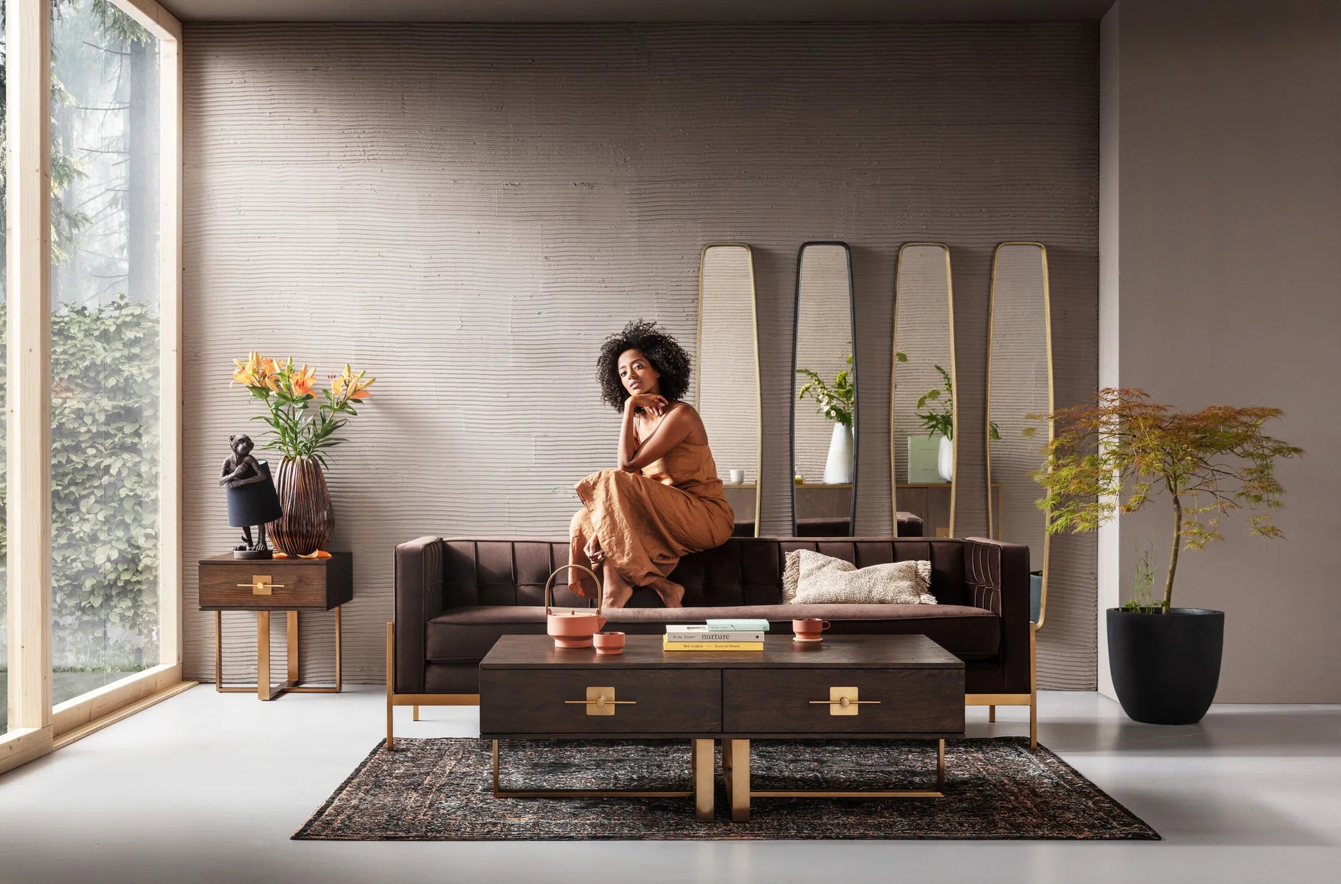 Szafka nocna Osaka z ciemnym korpusem MDF, szufladą i złotą stalową podstawą 