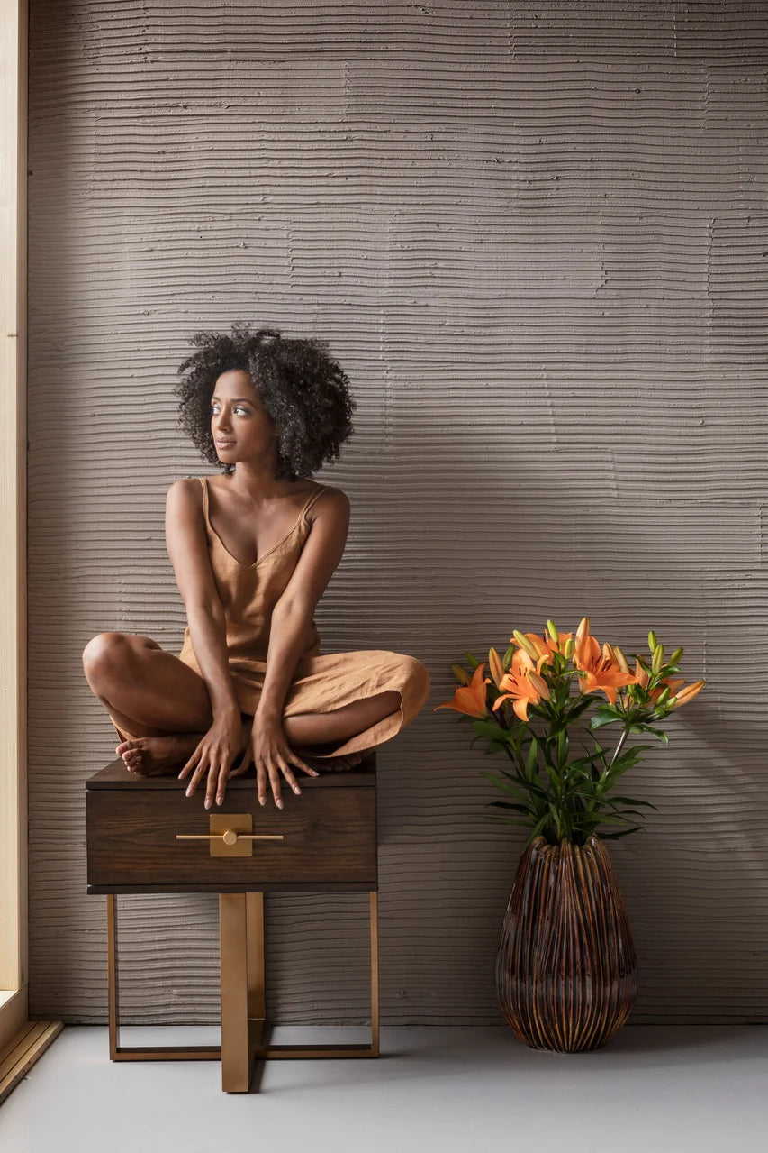 Szafka nocna Osaka z ciemnym korpusem MDF, szufladą i złotą stalową podstawą 