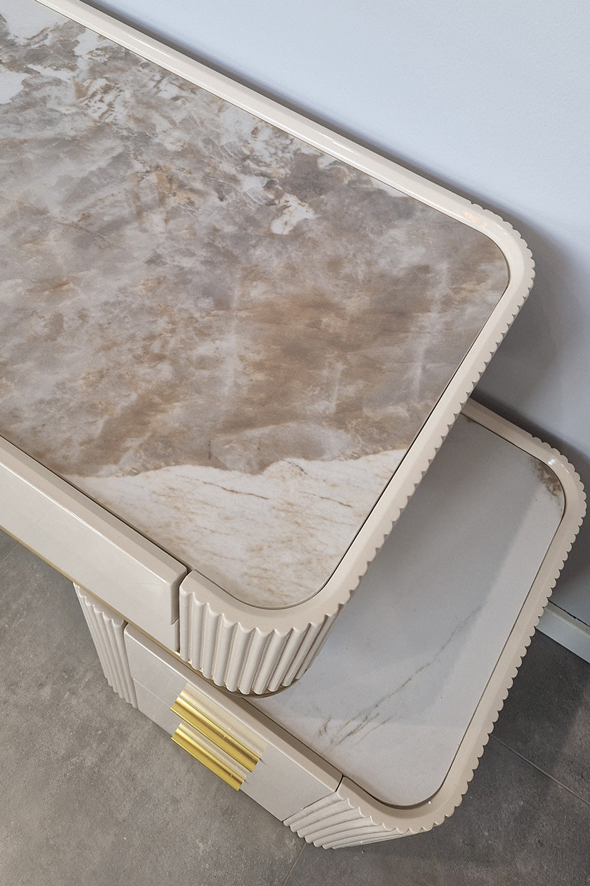 Rozsuwana toaletka CHANTELLE 120–150 cm z kaszmirowym, ryflowanym MDF, marmurowym blatem , złote detale