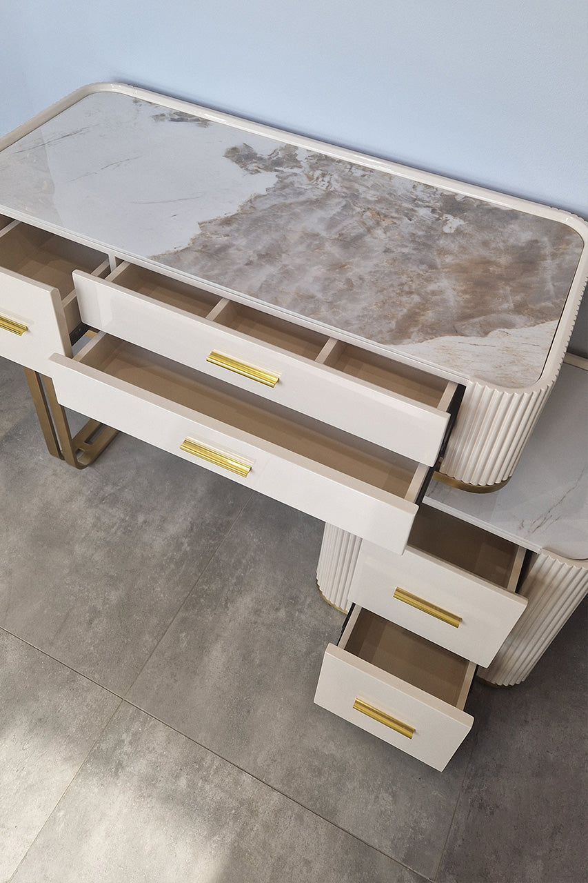 Rozsuwana toaletka CHANTELLE 120–150 cm z kaszmirowym, ryflowanym MDF, marmurowym blatem , złote detale