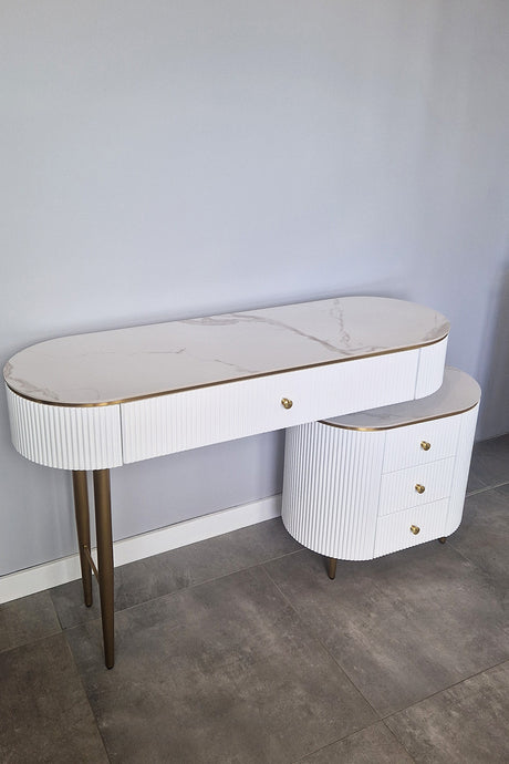Rozsuwana toaletka Marion 120–150 cm z białym, ryflowanym MDF, marmurowym blatem , złote detale
