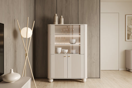 Beżowa witryna Vesper z ryflowanymi frontami, podświetleniem LED – elegancki mebel do salonu i jadalni.