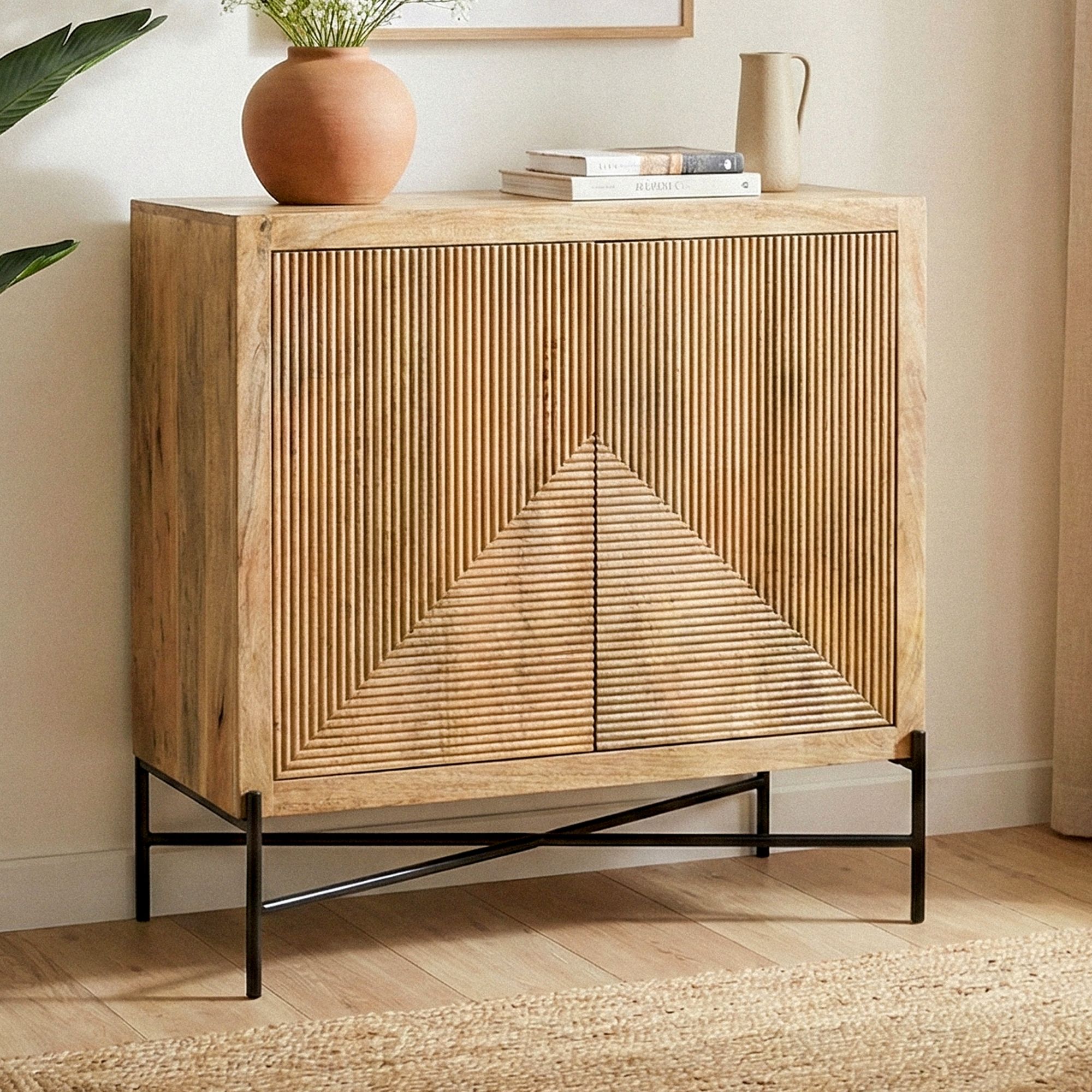 Komoda z litego drewna mango z ryflowanym geometrycznym frontem i czarnym metalowym stelażem