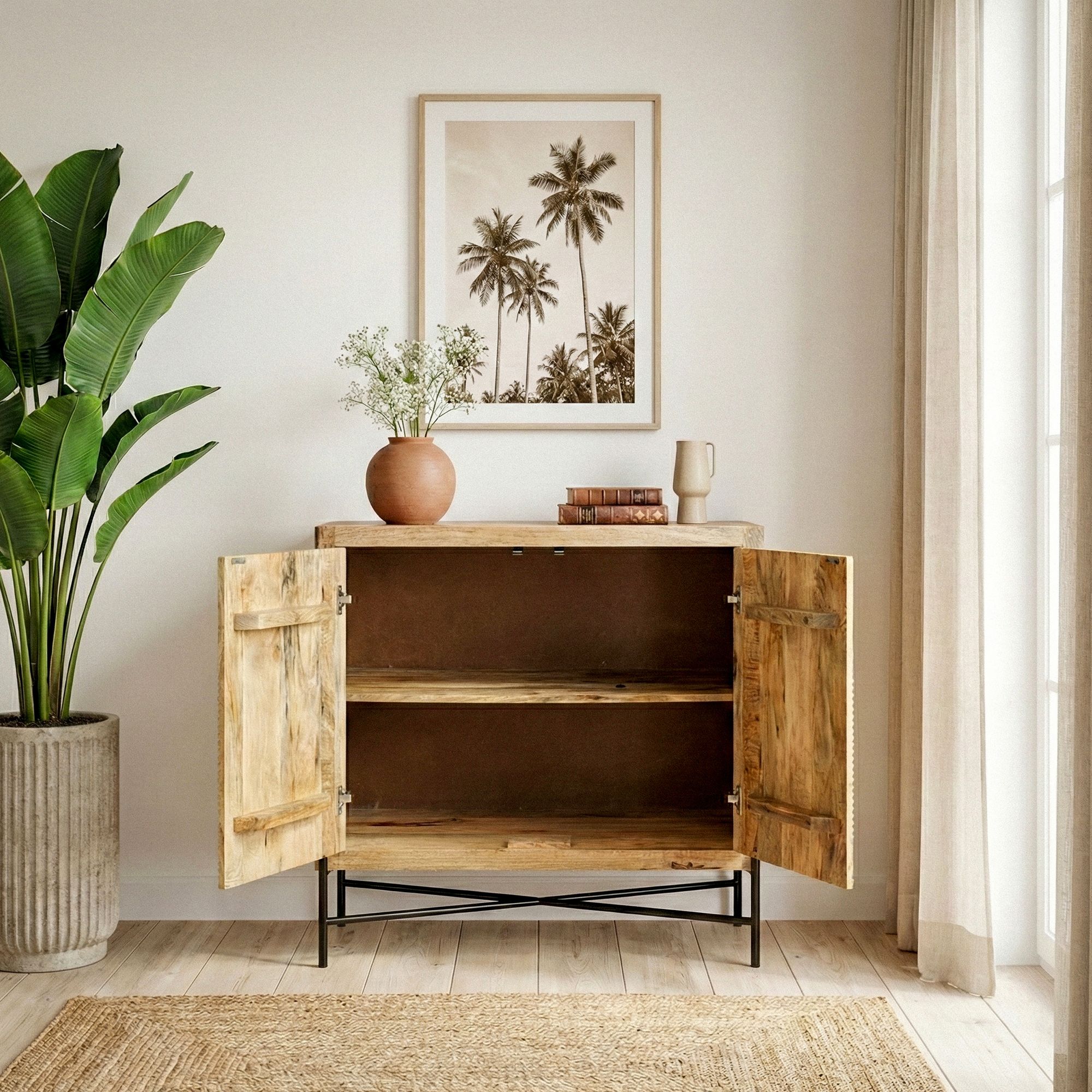 Komoda z litego drewna mango z ryflowanym geometrycznym frontem i czarnym metalowym stelażem