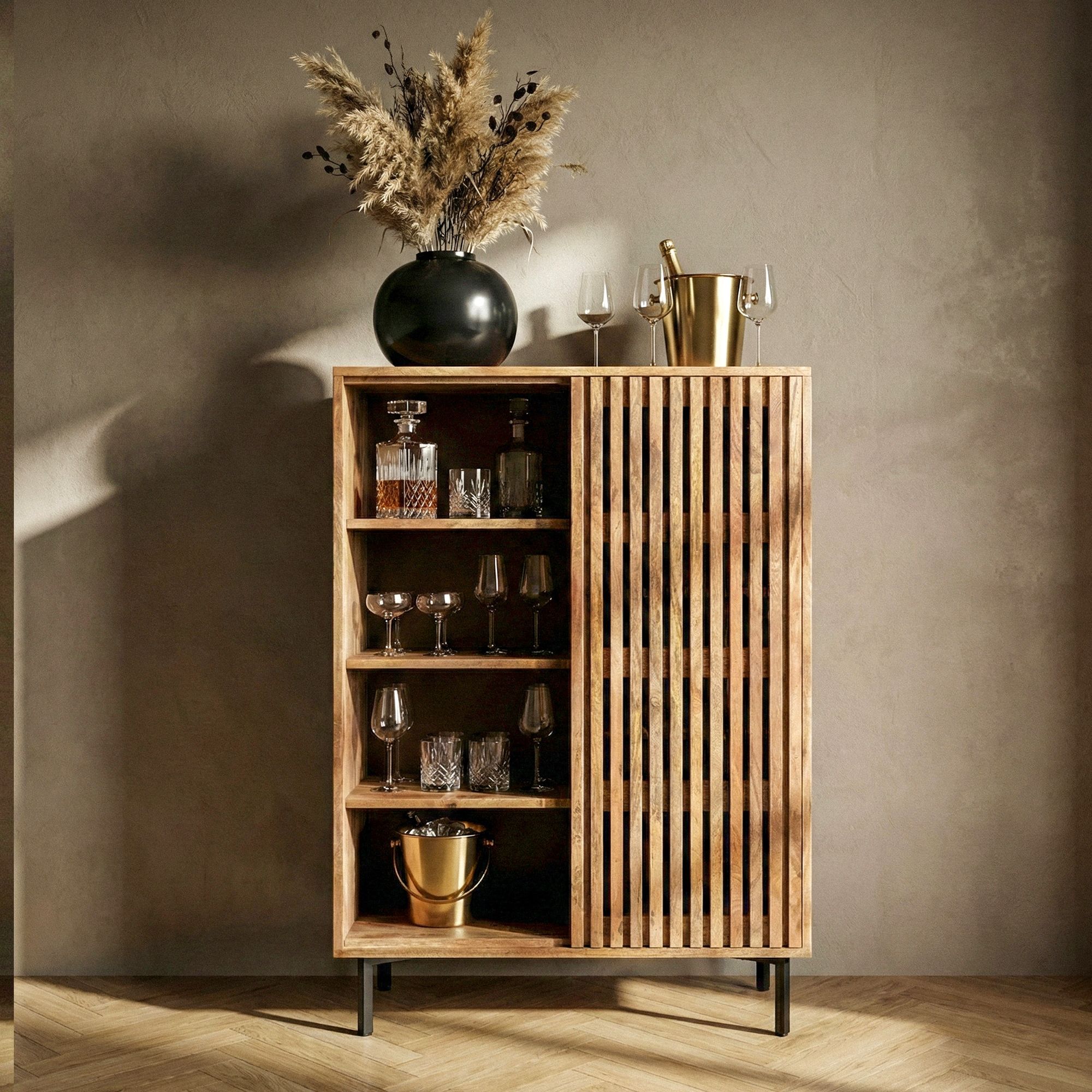 Komoda barek z litego drewna mango z miejscem na butelki.