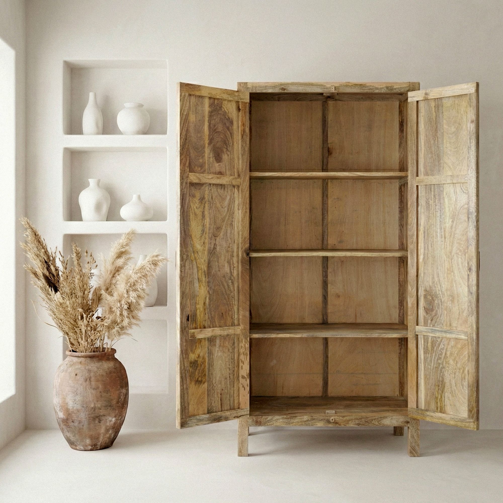 Komoda z litego drewna mango z dekoracyjnym ryflowanym frontem i  półkami wewnątrz