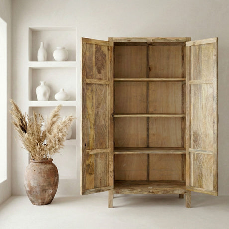 Komoda z litego drewna mango z dekoracyjnym ryflowanym frontem i  półkami wewnątrz