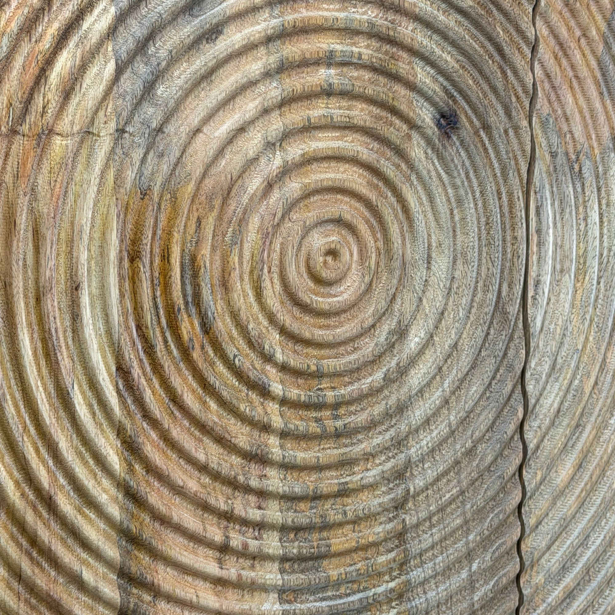 Komoda z litego drewna mango z dekoracyjnym ryflowanym frontem i  półkami wewnątrz