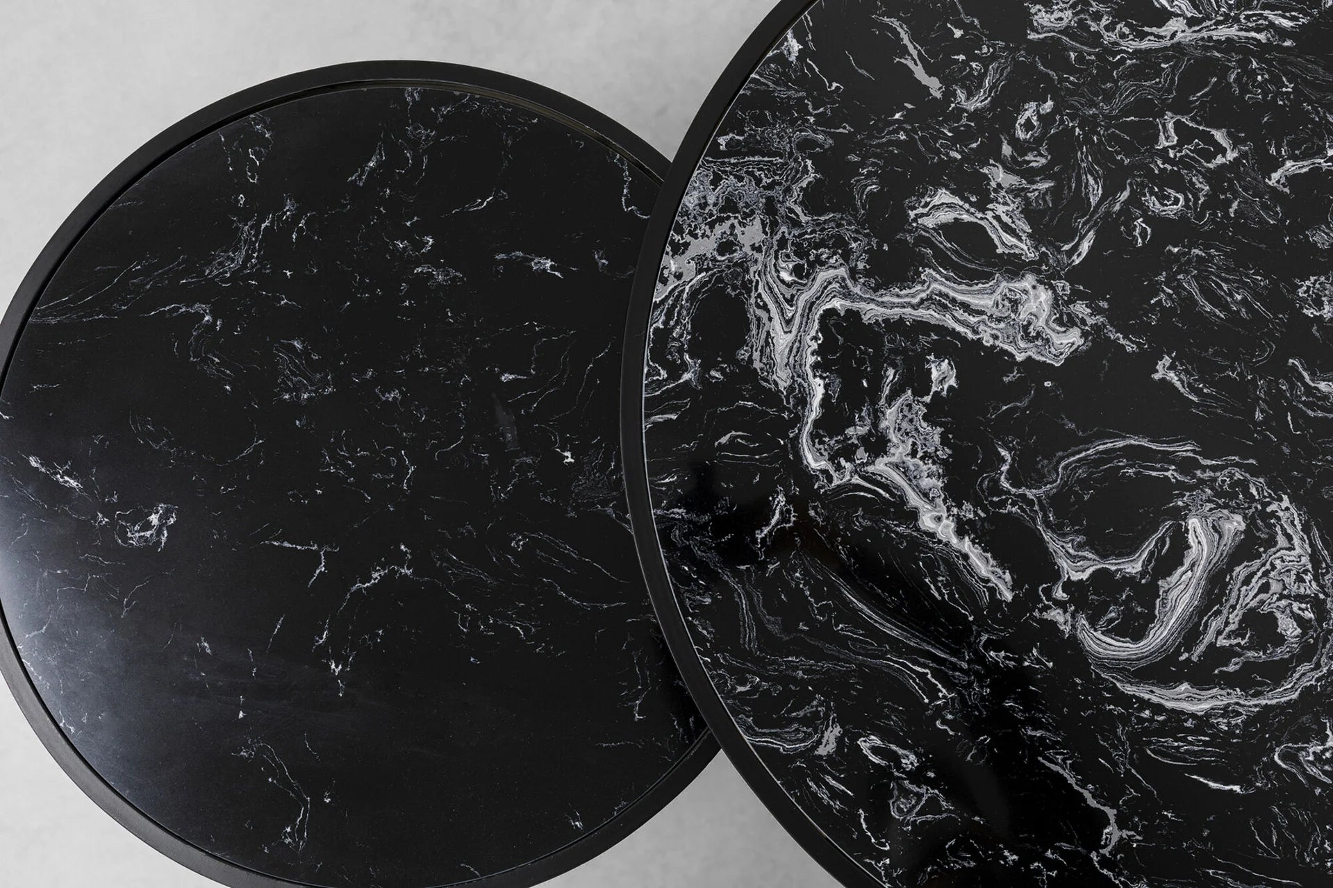 Zestaw dwóch  stolików kawowych Roma z czarnym blatem z marmuru mineralnego