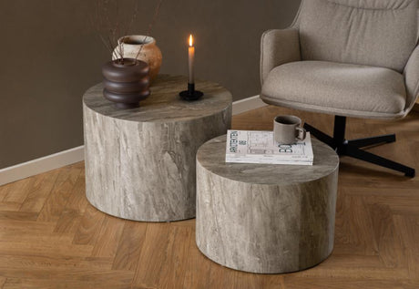 Zestaw dwóch stolików kawowych Dice grey marble River przy fotelu wypoczynkowym