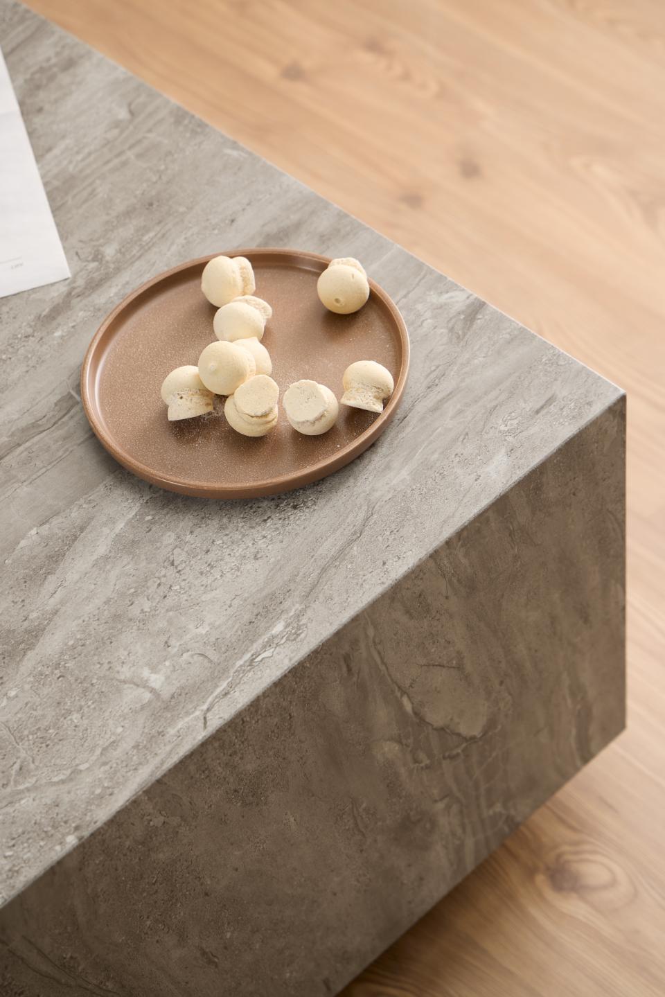 Stolik kawowy Dice grey marble River z dekoracyjnym talerzem na blacie