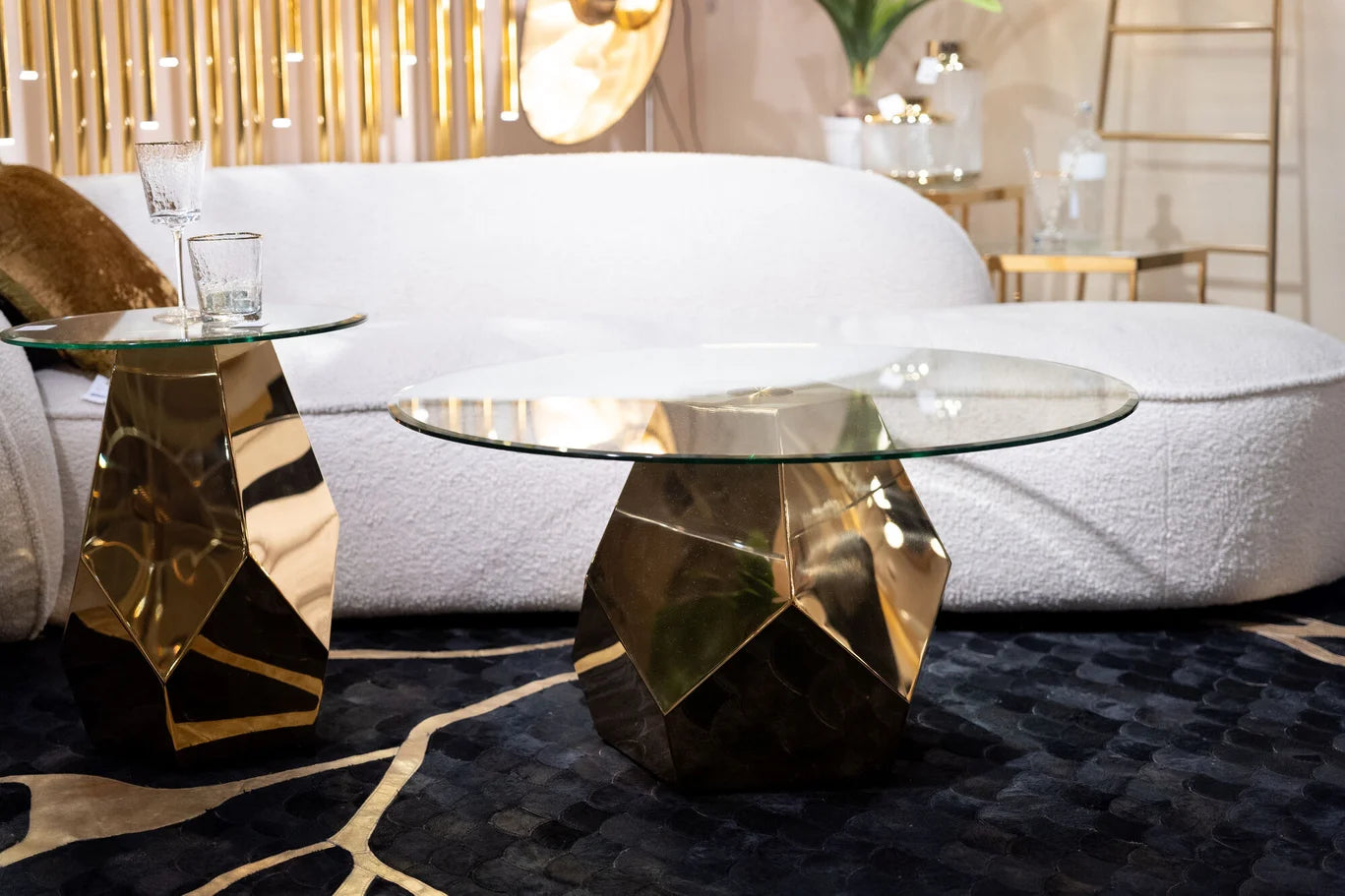 Stolik ze szklanym blatem, złota metalowa podstawa 