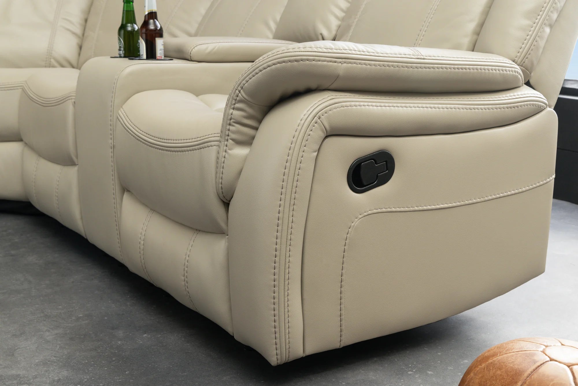 Fotel narożny kinowy 5-osobowy z funkcją relaks, beżowa skóra ekologiczna, uchwyty na napoje i schowki