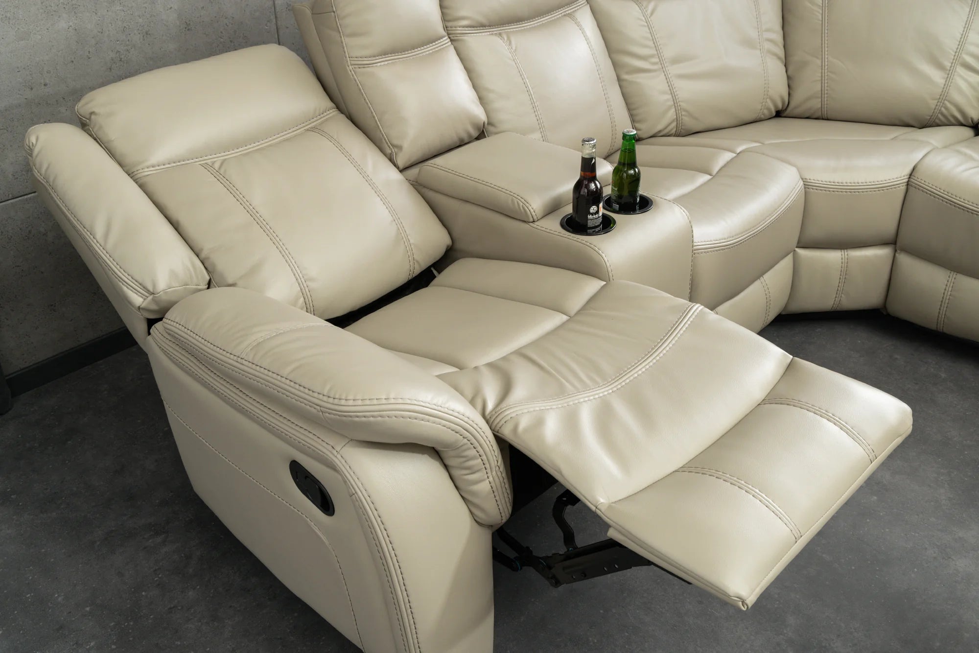 Fotel narożny kinowy 5-osobowy z funkcją relaks, beżowa skóra ekologiczna, uchwyty na napoje i schowki