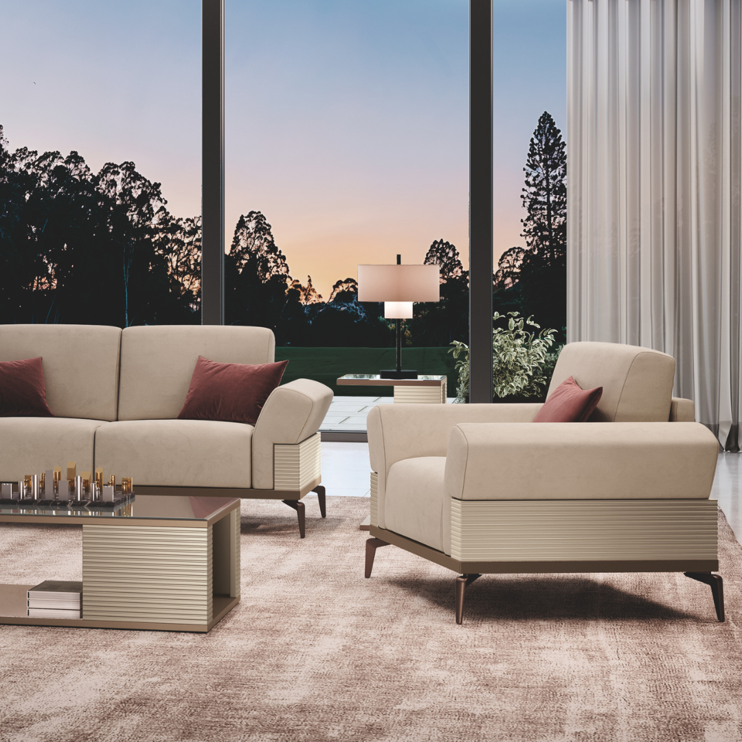 Włoski fotel LINEA w beżowej tkaninie, prążkowane panele boczne, metalowe nogi w kolorze brązu