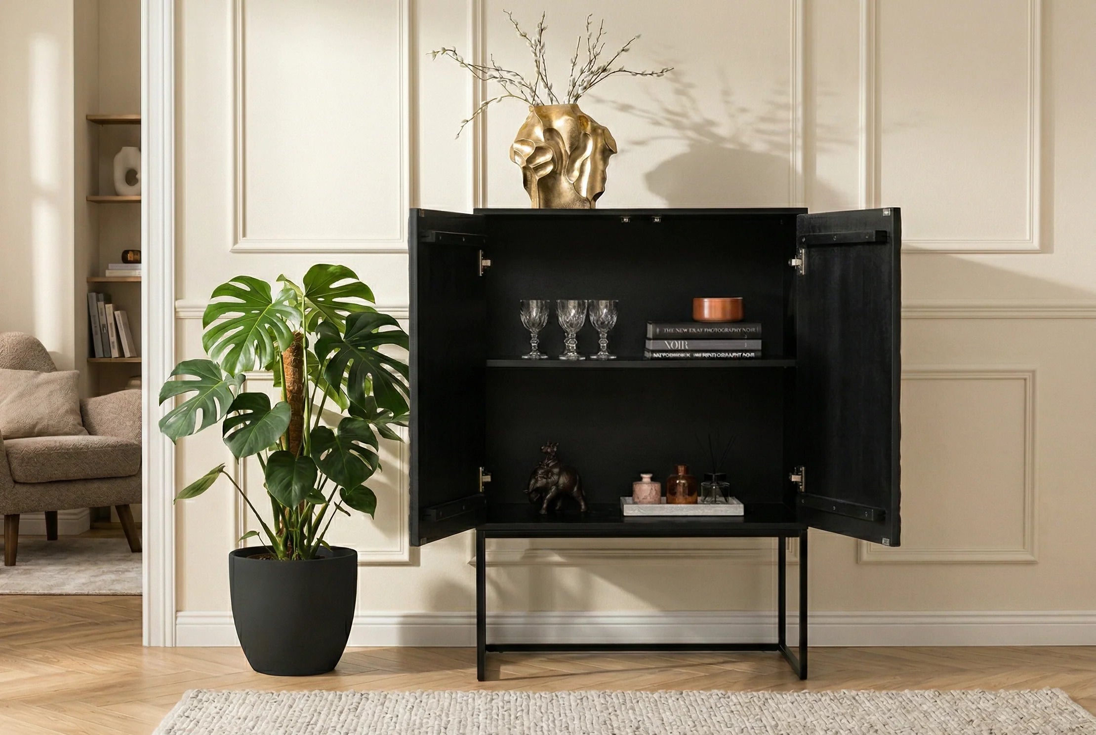 Komoda z drewna mango z frontem 3D, brązowym korpusem i czarną metalową ramą do salonu