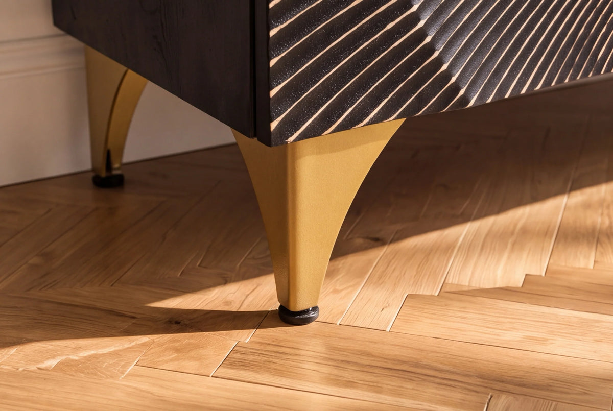 Komoda z drewna mango 100 cm, front 3D, metalowa złota podstawa.
