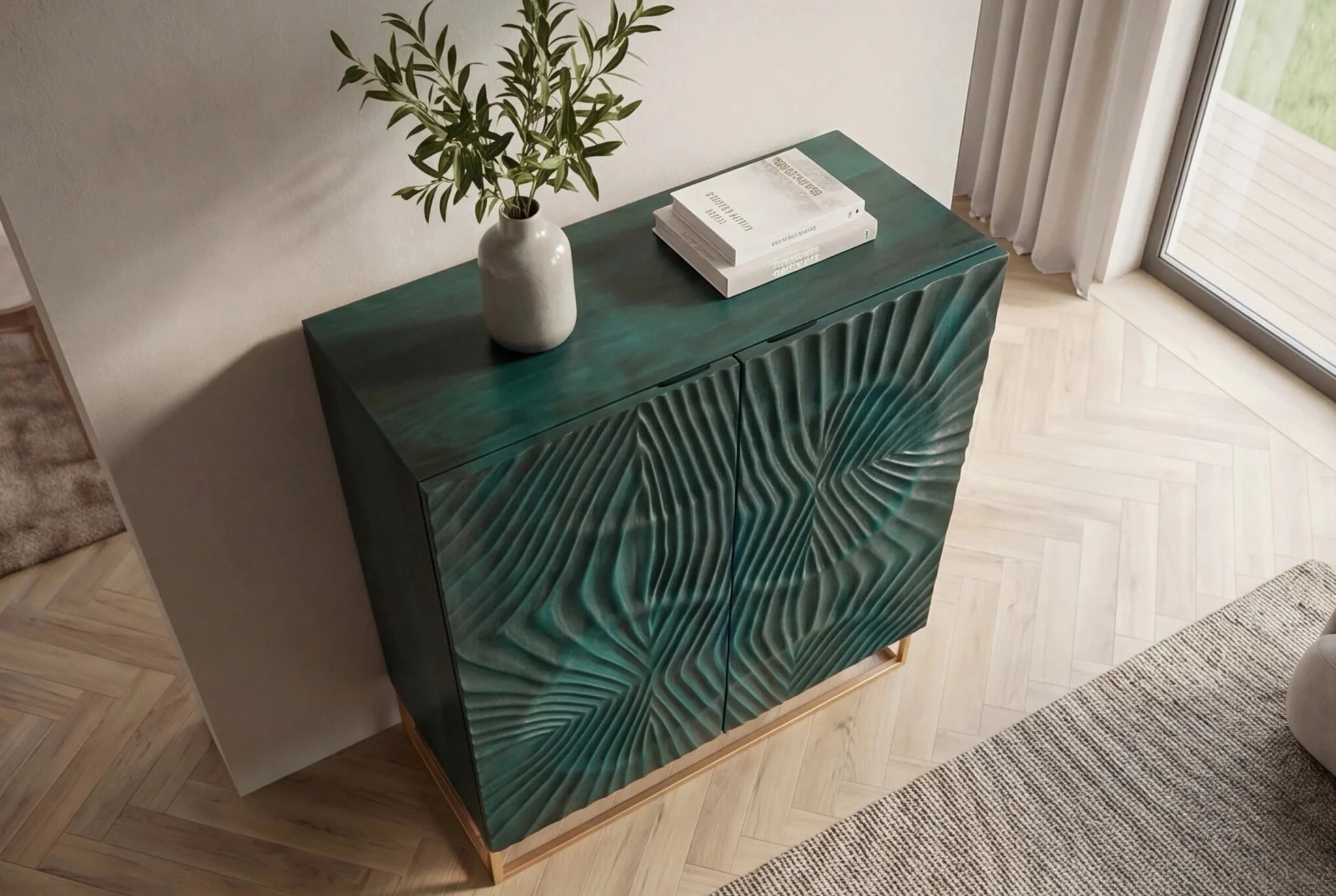 Komoda z drewna mango do salonu z zielonymi rzeźbionymi frontami 3D i złotą podstawą do salonu
