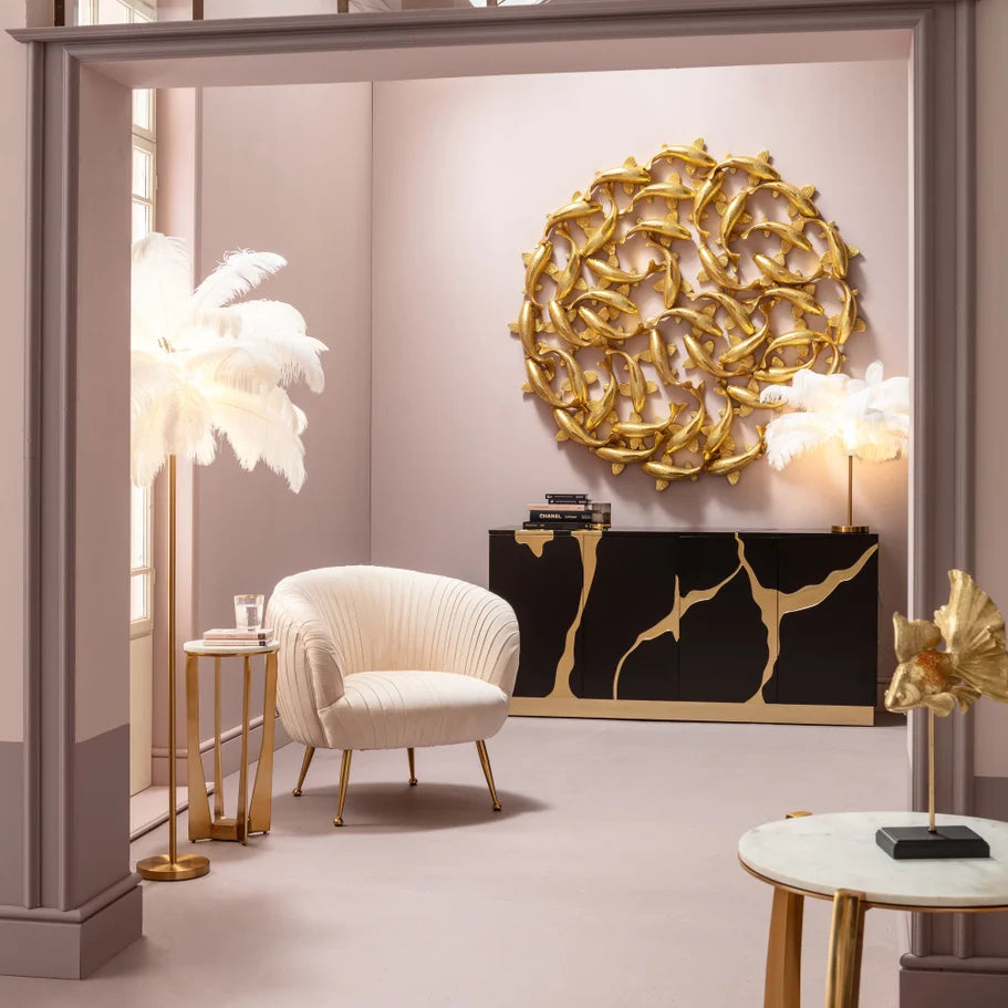 Biała lampa podłogowa z naturalnymi piórami strusia i złotą, mosiężną podstawą w stylu glamour