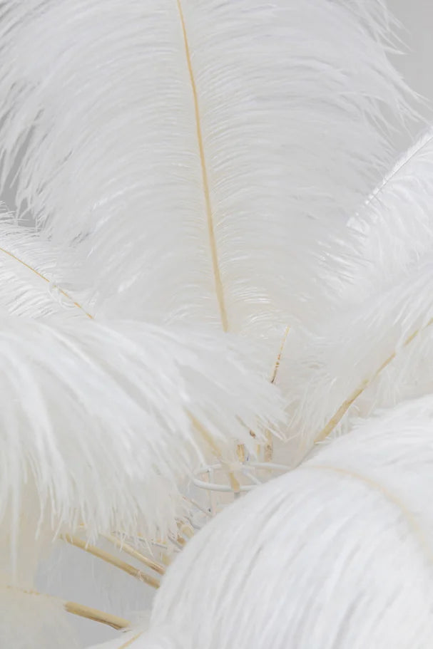 Biała lampa podłogowa z naturalnymi piórami strusia i złotą, mosiężną podstawą w stylu glamour