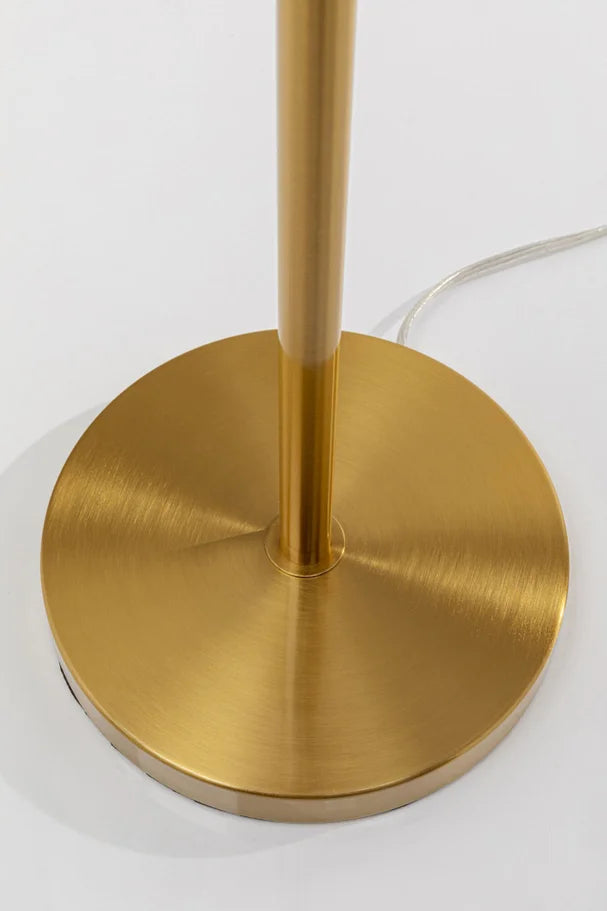 Biała lampa podłogowa z naturalnymi piórami strusia i złotą, mosiężną podstawą w stylu glamour