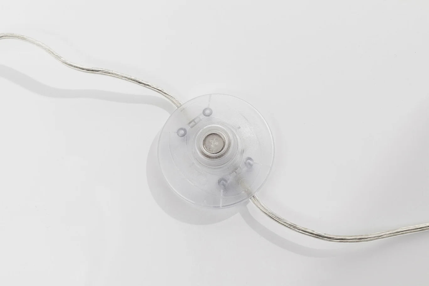 Biała lampa podłogowa z naturalnymi piórami strusia i złotą, mosiężną podstawą w stylu glamour