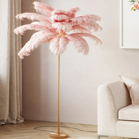 Różowa lampa podłogowa z naturalnymi piórami i złotą, mosiężną podstawą w stylu glamour