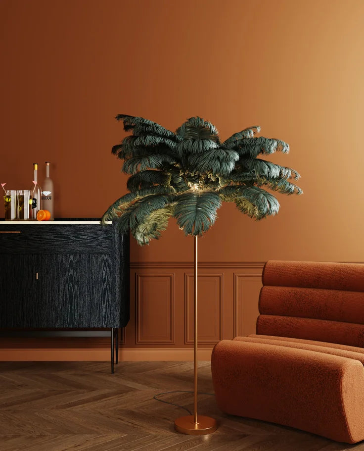 Turkusowa lampa podłogowa z naturalnymi piórami i złotą, mosiężną podstawą w stylu glamour