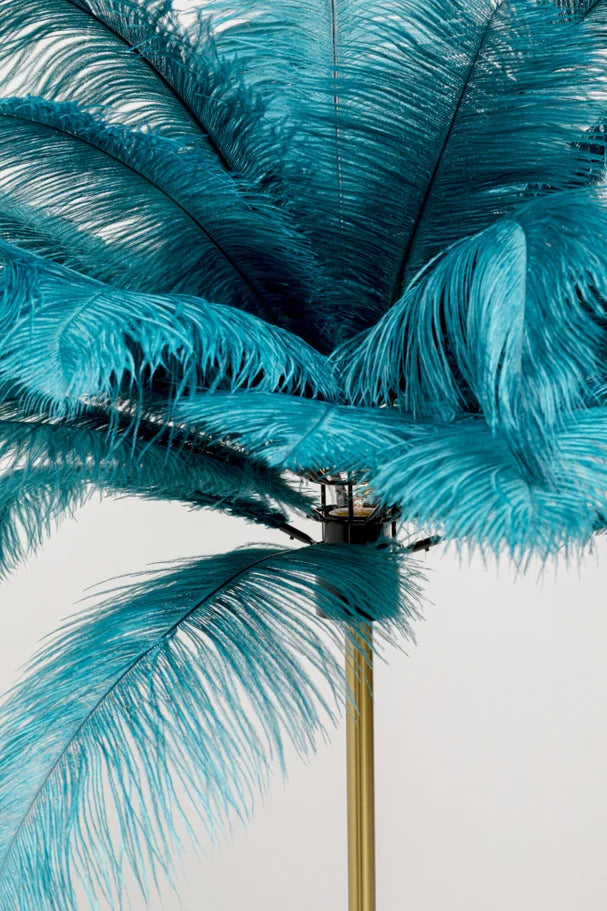 Turkusowa lampa podłogowa z naturalnymi piórami i złotą, mosiężną podstawą w stylu glamour