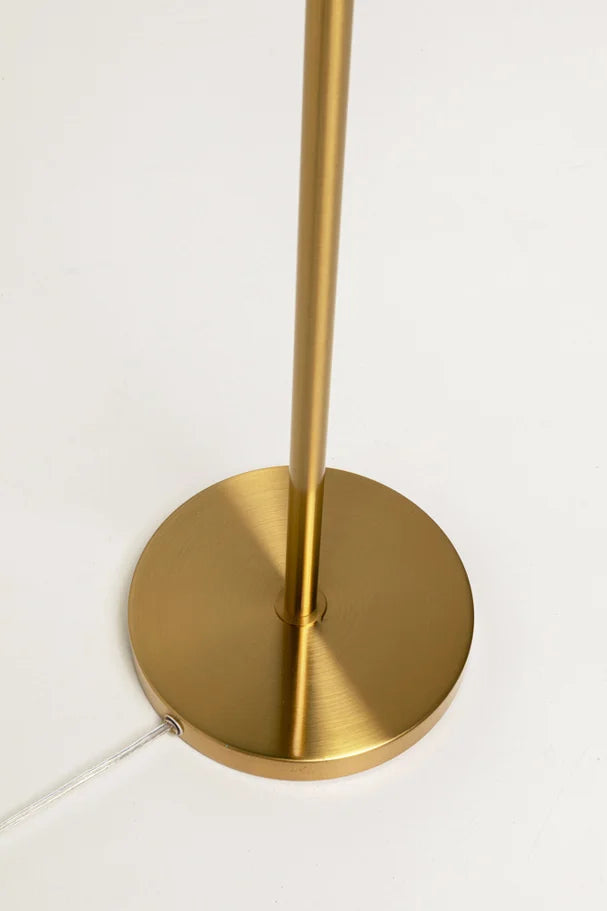 Turkusowa lampa podłogowa z naturalnymi piórami i złotą, mosiężną podstawą w stylu glamour