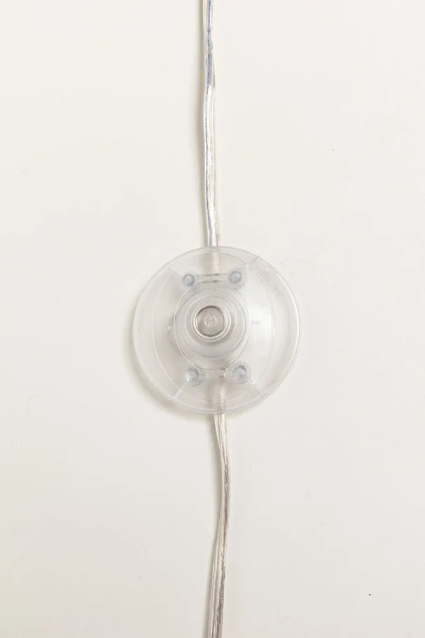 Turkusowa lampa podłogowa z naturalnymi piórami i złotą, mosiężną podstawą w stylu glamour