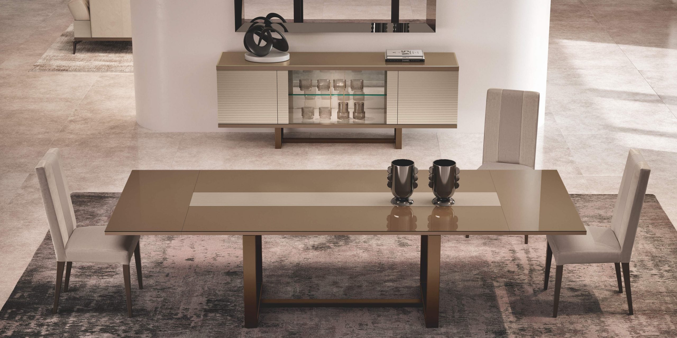 Krzesło Linea tapicerowane beżową tkaniną, wysokie oparcie, ciemna drewniana podstawa, styl nowoczesny